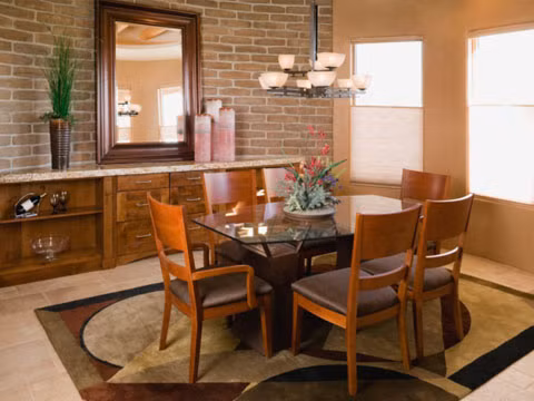 Treo gương ở đối diện chỗ ngồi trong phòng ăn: Một nghiên cứu đã chứng minh nếu ngồi ăn trước một chiếc gương thì lượng thực phẩm ăn vào sẽ giảm đi 1/3. Có vẻ như lúc soi gương là bạn đang nhìn rõ hơn các tiêu chuẩn và mục tiêu giảm cân của mình.