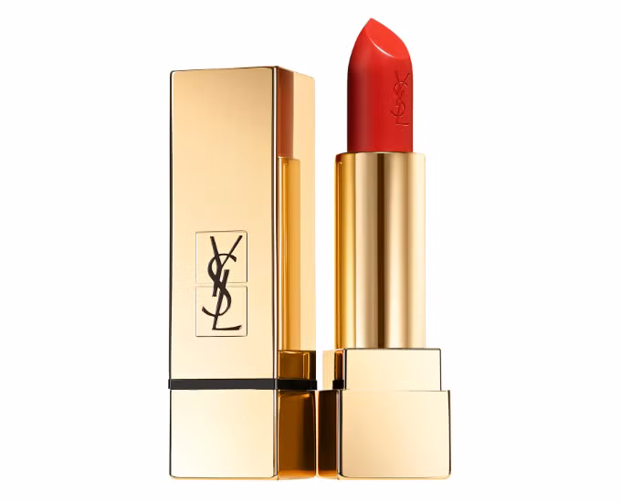 YSL Beaute Rouge Pur Couture màu Le Rouge: Một thỏi son bán lì nhưng vẫn có độ bóng mướt và siêu thoải mái khi đánh lên môi. Sắc son đỏ này của YSL phù hợp với bất kỳ tông da nào. Nếu chưa biết nên chọn son đỏ phù hợp, các cô gái hãy đừng chần chừ.