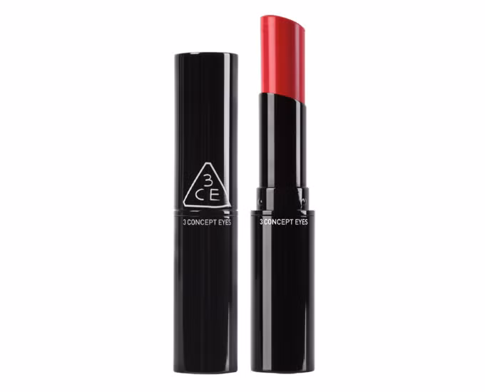 3CE Creamy Lip Color màu Pick Me Up: Thỏi son của Hàn Quốc này là sự lựa chọn hoàn hảo cho những ai muốn có một đôi môi đỏ bóng mướt.