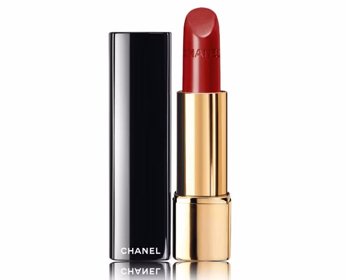 Chanel Rouge Allure màu Pirate: Là một trong những thỏi son đỏ bán chạy nhất của Chanel, Pirate có tông đỏ lạnh và công thức đậm sắc tố, dễ dàng chiều chuộng hầu hết những làn da kén son. 