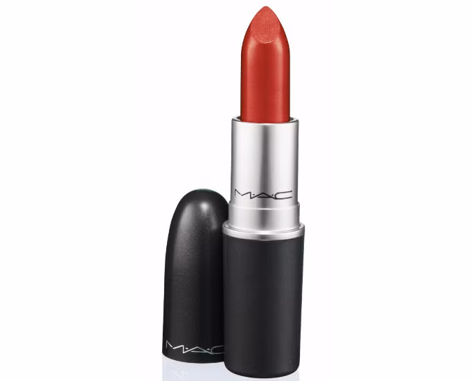 Son Mac màu Ruby Woo: Sắc đỏ phù hợp mọi hoàn cảnh này đã khiến Ruby Woo luôn được các chị em tìm mua dù ra đời đã lâu. Tông đỏ lì này khá lạnh và phù hợp với hầu hết các tông da.