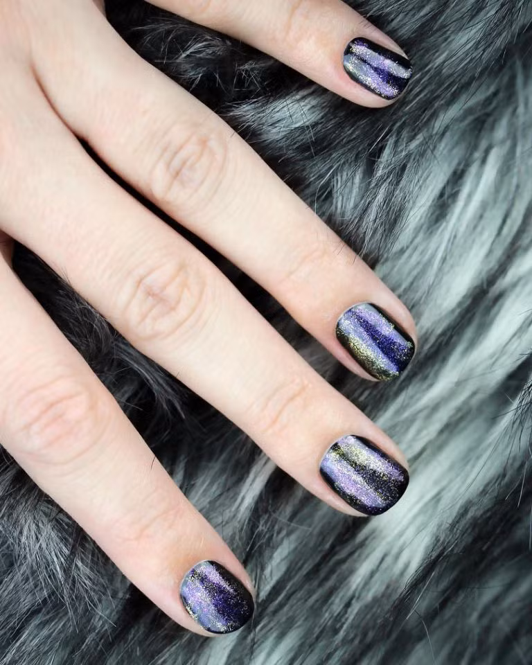 Chỉ một lớp nhũ lấp lánh trên một lớp sơn móng màu tối là bàn tay đã có một luồng sinh khí mới.