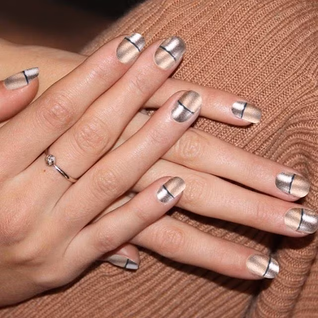 Sự kết hợp hoàn hảo giữa hai màu bạc và đồng trên 10 đầu ngón tay.