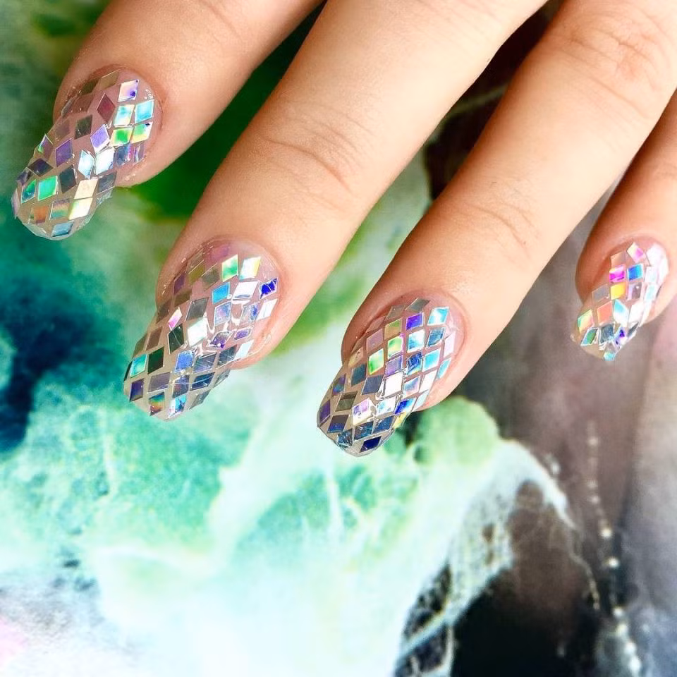 Không cần đến những phụ kiện "đao to búa lớn", với bộ móng tay này, bạn đã có một phụ kiện hết sức nổi bật.