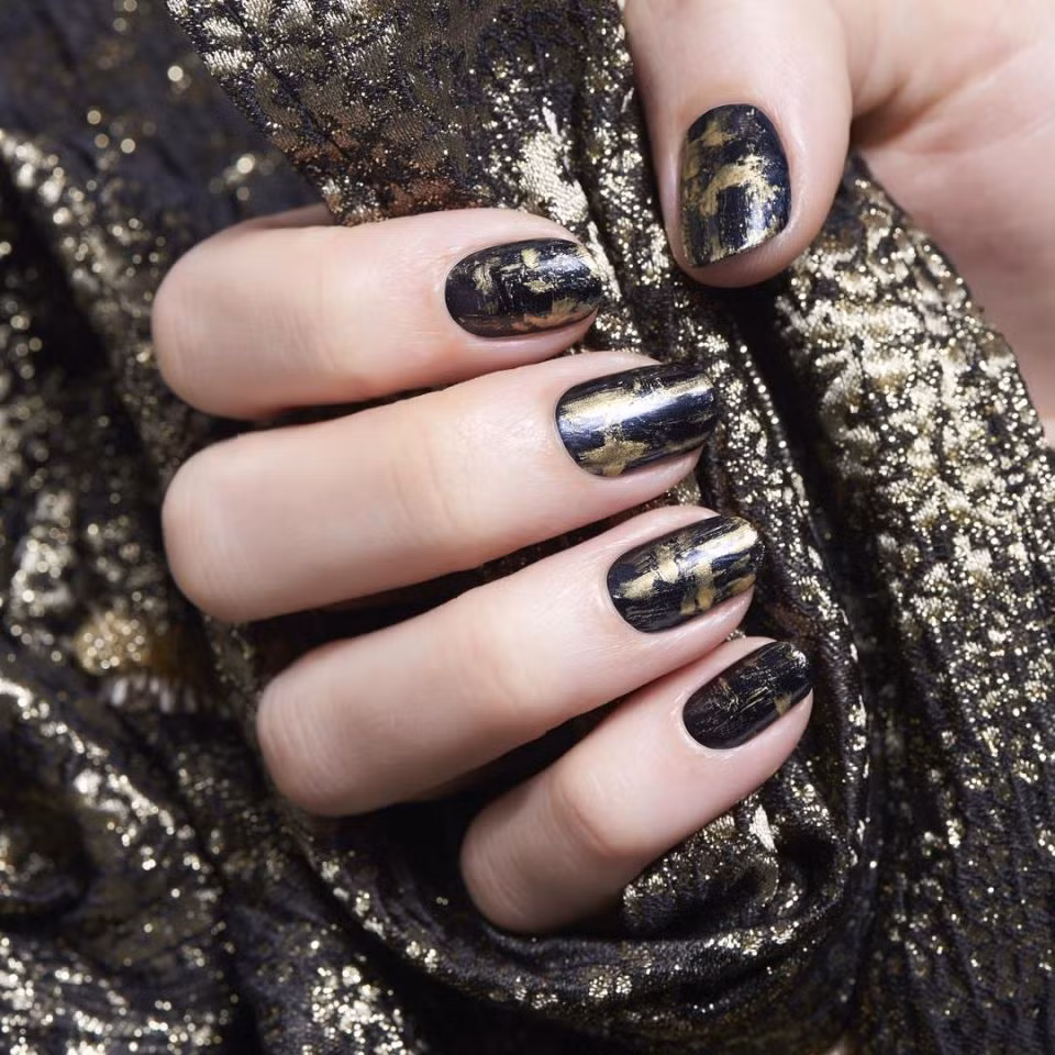 Hoặc bạn có thể giữ phong cách cổ điển thanh lịch với bộ móng họa tiết Baroque như thế này.