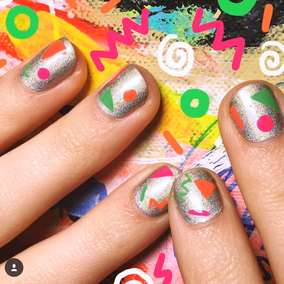 Bộ móng tay đón xuân lấy cảm hứng từ những năm 90 như lời khởi đầu câu chuyện cho những bữa tiệc đầy màu sắc.