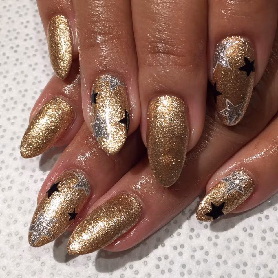 Móng tay lấp lánh với họa tiết ánh kim hình sao.