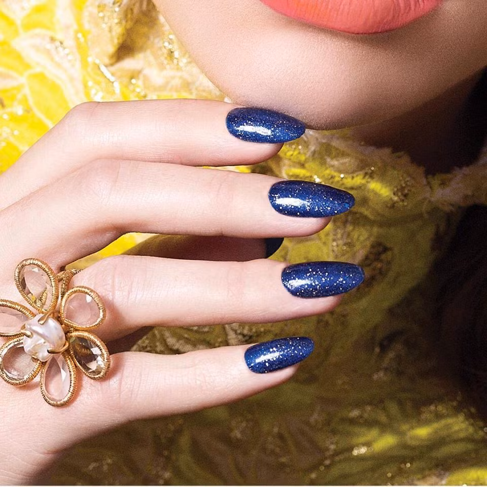 Màu xanh saphire trộn với sắc nhũ luôn luôn thu hút sự chú ý của người khác.