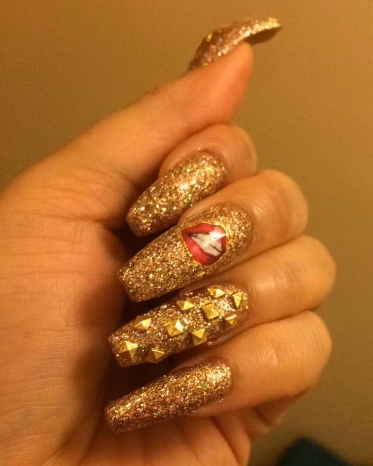 Bộ móng tay lấp lánh dành cho những cô nàng táo bạo.