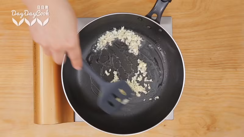 Cho hạt mè vào chảo rang cho thơm.