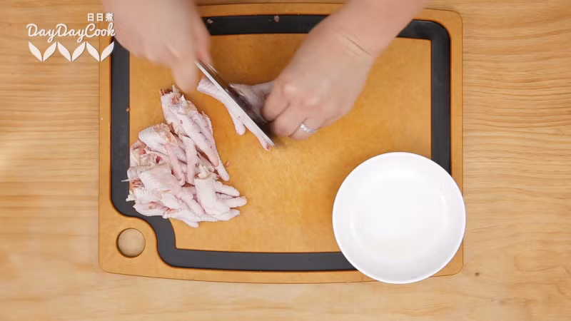 Chân gà rửa sạch, cắt đôi theo chiều dọc.