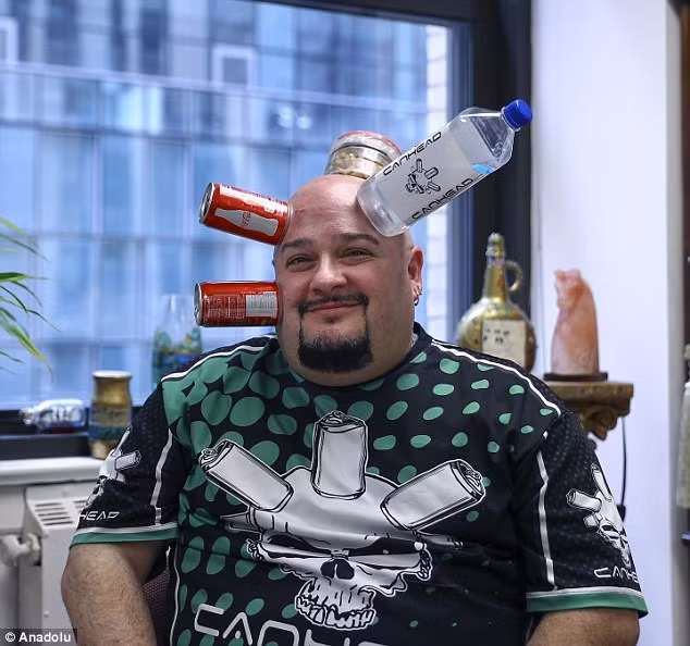 Các chuyên gia cho rằng tài năng đặc biệt của người đàn ông 47 tuổi này là do anh có thân nhiệt cao hơn người bình thường (37,8 độ C) nên các lỗ chân lông trên da không khác gì những lỗ hút hơi. 