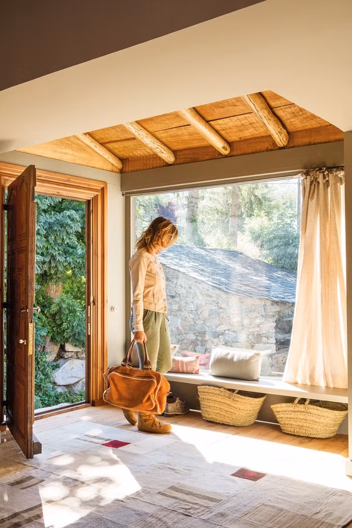 Ghế sofa được đặt sát tường, để cô gái có thể thoải mái ngồi trên ghế và ngắm nhìn thiên nhiên qua khung cửa sổ. Những chiếc gối ôm nhiều màu sắc là điểm nhấn đẹp mắt trong không gian. Hơn nữa những thanh kệ gắn tường bằng gỗ giúp cho căn phòng nhỏ luôn gọn gàng, ngay ngắn.