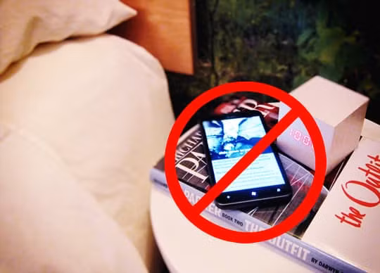 Các bằng chứng khoa học đã cho thấy ánh sáng xanh phát ra từ các thiết bị thông minh sẽ khiến bạn tỉnh ngủ. Vì vậy, tốt nhất là nên giữ các đồ công nghệ xa phòng ngủ. Hiệu quả của phương pháp này được đánh giá 10/10.