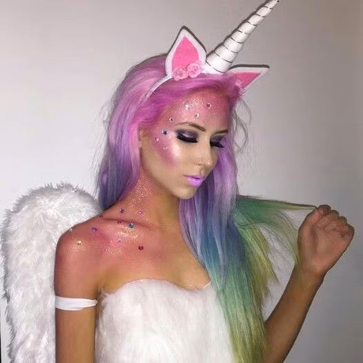 Cảm hứng từ kỳ lân (ngựa một sừng): Dù chỉ mới thấy hình ảnh ngựa một sừng trong trên màn ảnh nhưng một làn sóng dùng các sản phẩm như phấn bắt sáng, son bóng, phấn mắt bảy sắc cầu vồng hay màu ánh laser được các hãng mỹ phẩm lần lượt tung ra cũng đủ biết độ hót của con vật này thế nào. Ngoài cái tên “trang điểm kiểu kỳ lân” khá dễ thương thì sắc màu ngũ sắc của xu hướng này đều có một mục đích là tôn lên mọi màu da. 