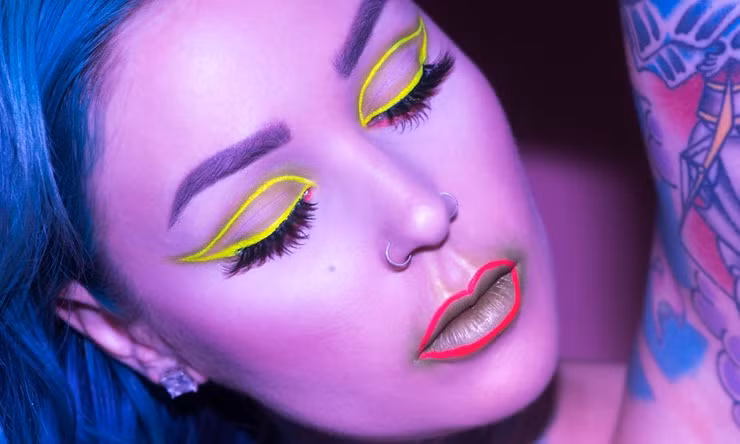 Viền mắt màu nê-ông: Trong khi một số cô gái vẫn đang loay hoay kẻ viền mắt hai bên sao cho đều thì các “thánh” Instagram đã đưa kẻ viền mắt lên một tầm cao mới với viền mắt màu neon. Xu hướng làm đẹp 2017 này đã được lần lượt các bậc thầy làm đẹp trên Instagram và Youtube lần lượt thử sức. Một số còn chọn những màu sắc có thể phát sáng trong bóng tối. 