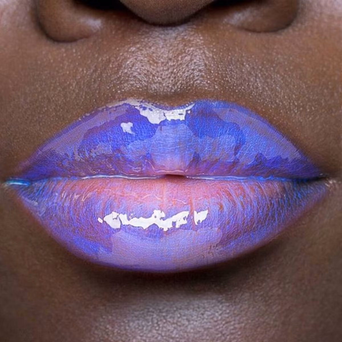 Màu laser: Năm 2017 chắc chắn sẽ là năm của những màu laser. Từ đầu năm 2017 đến nay hình như bất kỳ thứ gì không có màu ánh laser đều không hợp mốt. Ban đầu là giày ánh laser, trang điểm ánh laser...