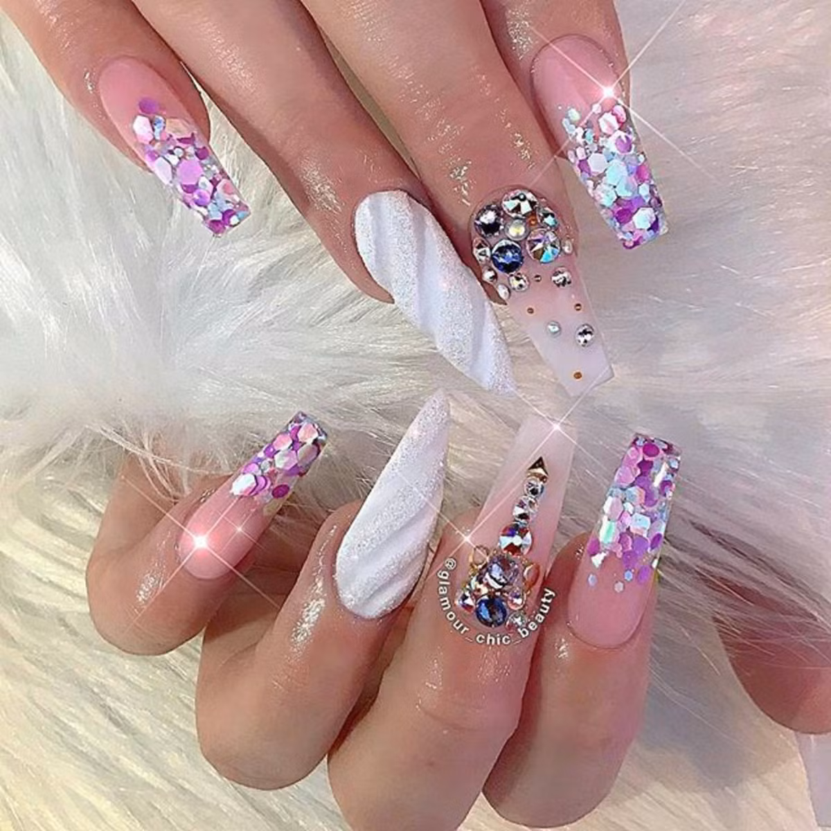 Ngoài trang điểm, các mẫu móng tay kiểu ngựa một sừng ...