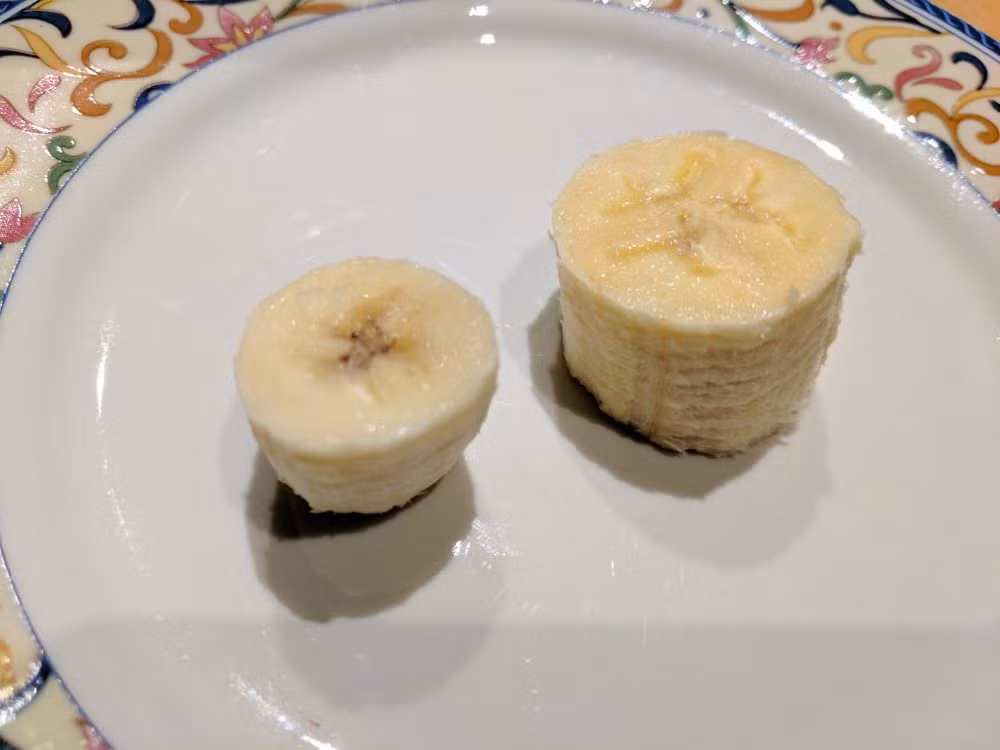 Miếng chuối rẻ hơn (bên trái) trông không được ngon như miếng bên phải. Màu sắc của chuối Sembikiya sinh động và kết cấu cũng chi tiết hơn rất nhiều. Khi ăn thử sẽ thấy ngọt hơn và đậm hơn. Sự khác biệt lớn nhất nằm ở chất lượng của chuối khi ăn vào, chuối vẫn mềm nhưng không quá xốp như chuối thường. 