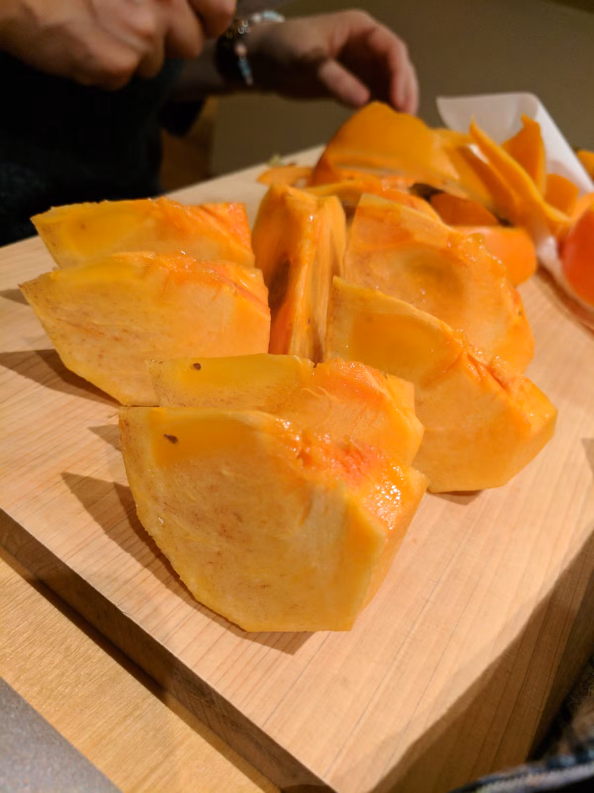 Còn đây là quả hồng Sembikiya khi cắt ra. Nếu quả hồng thường hay bị khô vì ít nước thì hồng Sembikiya lại cho bạn cảm giác có thể ép lấy nước được.