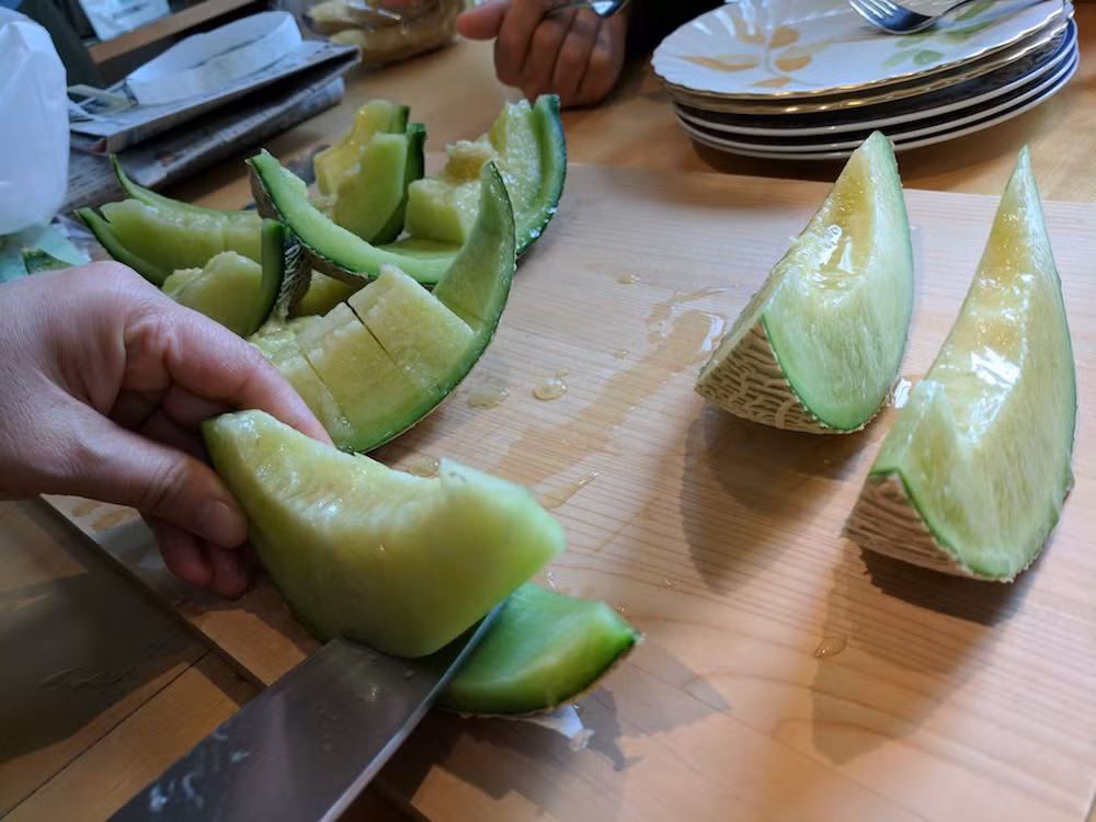 Nhưng khi nếm thử thì bạn sẽ hiểu tại sao loại quả này có giá thành cao đến như vậy. Độ ngọt của nó gần như không chê vào đâu được. 