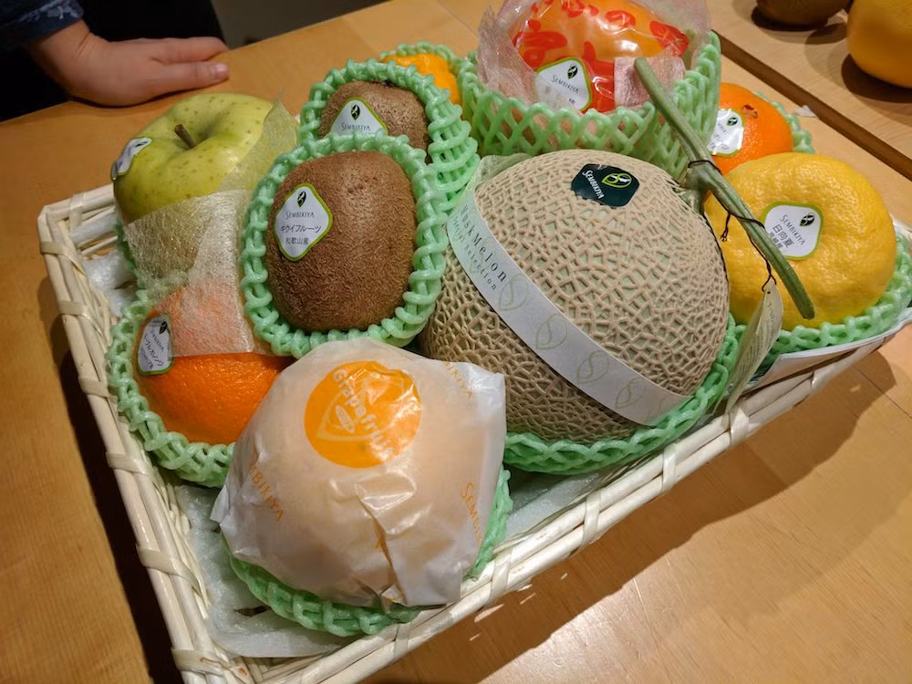 Khách du lịch thường thấy vô cùng ngạc nhiên trước màu sắc, kích cỡ và hình dáng của các loại hoa quả Nhật Bản bán tại cửa hàng hoa quả cao cấp Sembikiya nhưng càng ngạc nhiên hơn nữa trước mức giá của chúng. Rất nhiều người từng hỏi đi hỏi lại rằng tại sao những loại quả này lại đắt đến như thế và đây là câu trả lời. 