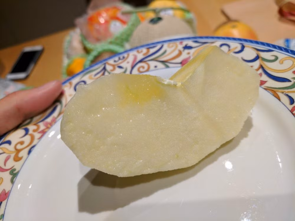 Nếu có cơ hội nếm thử thì bạn sẽ hiểu tại sao quả táo này lại được bán với giá 21USD/quả. So với quả táo rẻ tiền thì táo Sembikiya là sự bùng nổ về mùi hương và độ ngọt ngay từ miếng cắn đầu tiên. Độ ngọt của nó được miêu tả là gần như hoàn hảo, có người còn ví nó với cảm giác được “lên đỉnh” bằng miệng. 