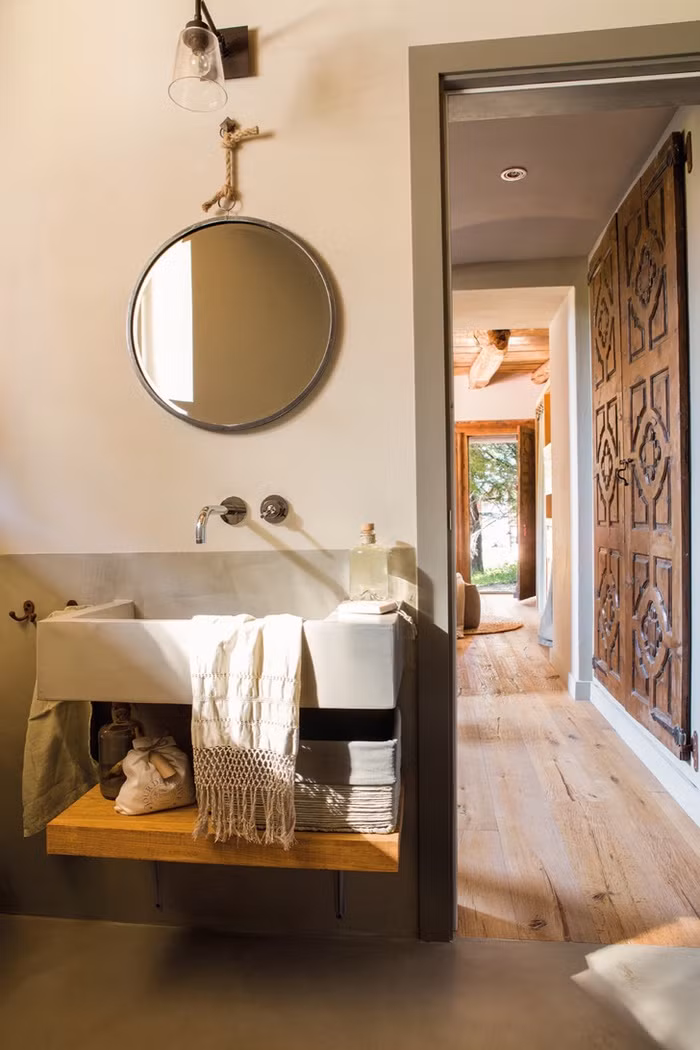 Khu vực tắm táp của mọi người trong gia đình được bố trí phía sau của ngôi nhà, đơn giản đến từng đường nét cũng như chi tiết nội thất. Tuy nhiên, sự tiện dụng ở vị trí giúp cho tất cả các khu vực được kết nối thuận lợi với phòng tắm, để không gian sống thêm hài hòa và cân đối.