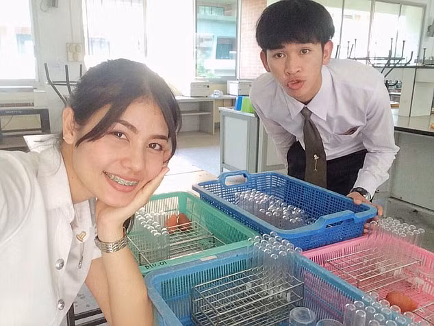 Gần như không ai có thể nhận ra thí sinh top 6 Hoa hậu hoàn vũ Thái Lan khi còn là sinh viên thực hành trong phòng thí nghiệm. (Nguồn ảnh: DM)