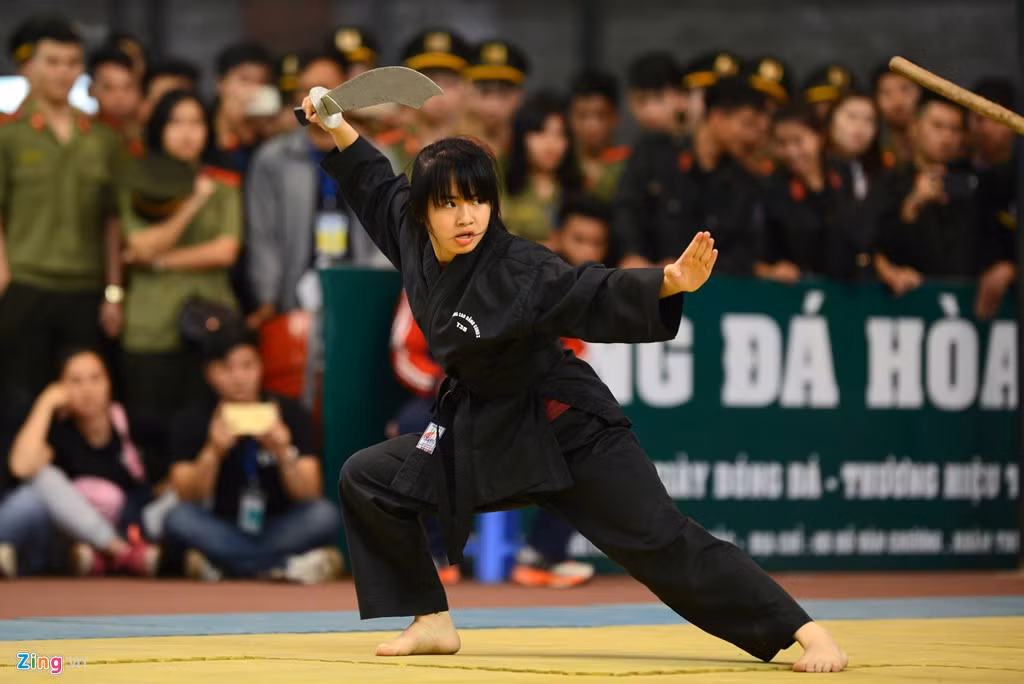 Trong tổng số 800 vận động viên, có tới một nửa quân số là nữ. Họ tham gia đầy đủ các nội dung thi tương đương với nam.