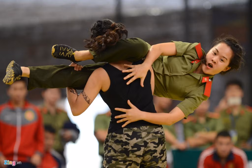 Màn cắt kéo trên không hạ gục đối thủ của một nữ chiến sĩ an ninh.