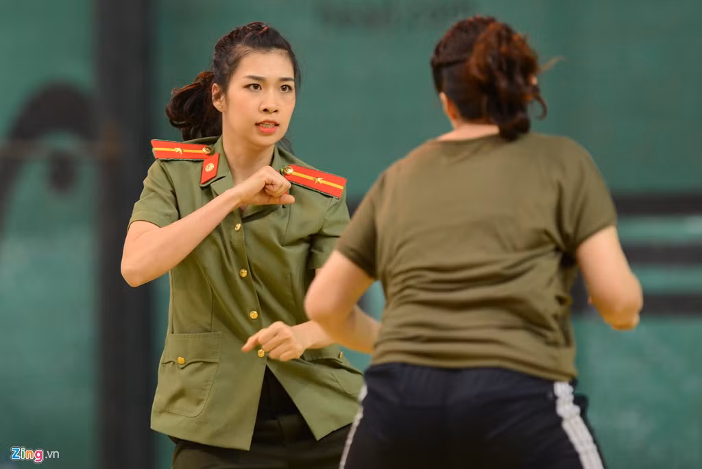 Thiếu uý Dương Thu Giang (Tổng cục an ninh) là một trong những gương mặt khả ái của hội thi năm nay. Giang đang tham gia phần thi đối kháng đa luyện.