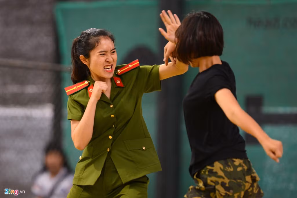 Phần thi đối kháng đa luyện tay không của một nữ thiếu uý cảnh sát trường T38.