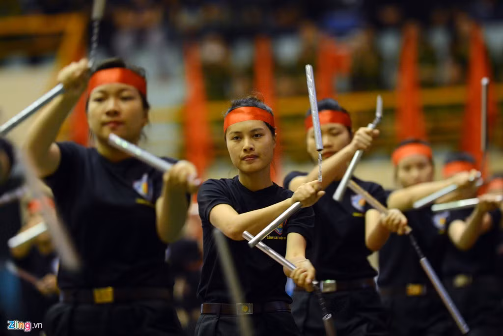 Biểu diễn côn nhị khúc của lực lượng Cảnh sát đặc nhiệm Hà Nội mở màn cho lễ khai mạc. 