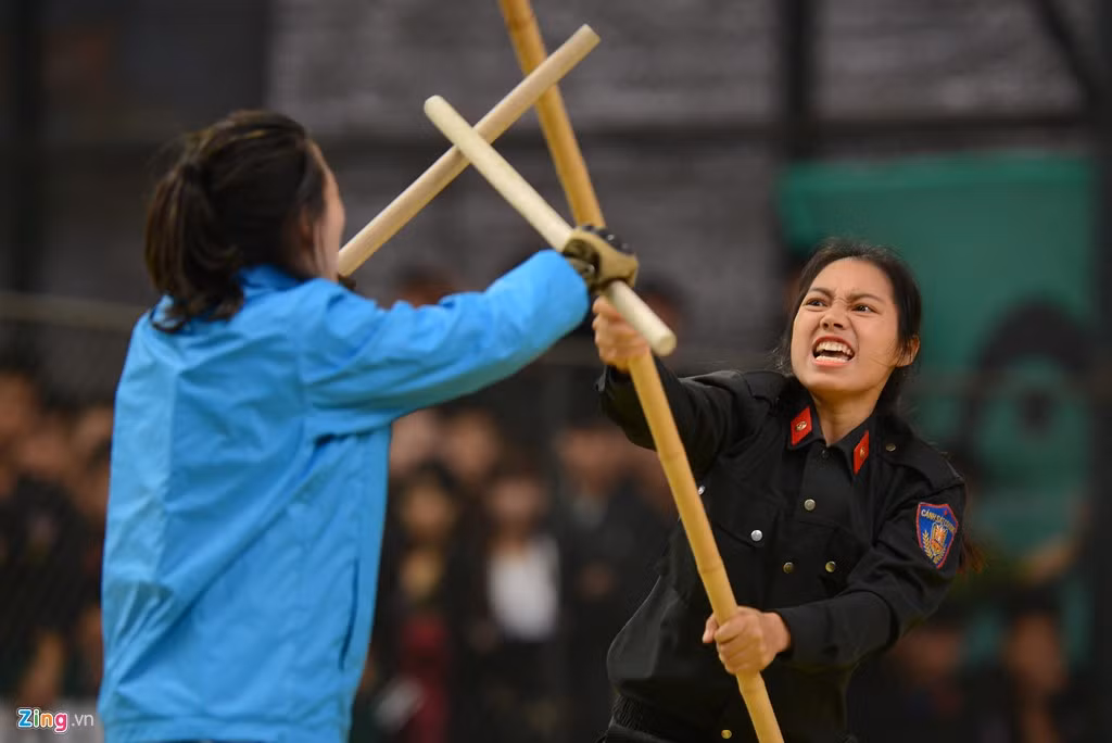 Những đòn đánh mạnh mẽ và dứt khoát không thua kém đấng mày râu của các cô gái.