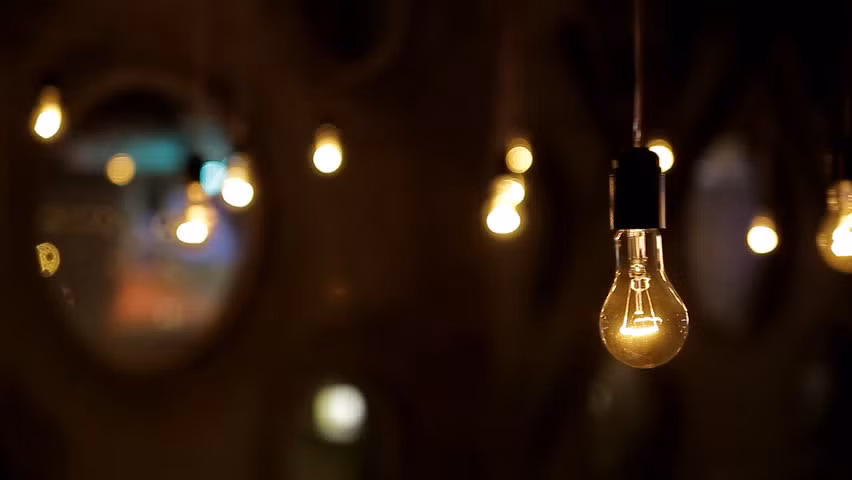 Không ra ngoài ánh sáng: Rất nhiều nghiên cứu đã chứng minh sự liên quan giữa việc tiếp xúc với ánh nắng mặt trời với giấc ngủ ban đêm và kết luận rằng ánh nắng là thứ đầu tiên trong buổi sáng có thể điều chỉnh nhịp sinh lý học – tức thay đổi về thể chất, tinh thần và hành vi theo độ sáng, tối của môi trường. Khi tiếp xúc với ánh nắng buổi sáng và trong ngày, cơ thể trở nên tỉnh táo, nhịp sinh học tăng lên và khiến chúng ta buồn ngủ hơn vào buổi tối. (Ảnh: Shutterstock) 