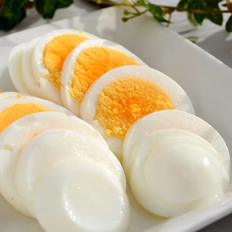 Nạp protein vào cơ thể: Bạn đã nghe nói hàng ngàn lần rằng một bữa sáng đủ chất sẽ cho bạn năng lượng cũng như cảm giác no nê để không thèm ăn vặt trong ngày. Nhưng carb phức hợp không thì không hiệu quả trong giảm béo bằng combo vừa tinh bột vừa đạm, chẳng hạn như lòng trắng trứng với bánh mì hoặc sữa chua và hoa quả. 