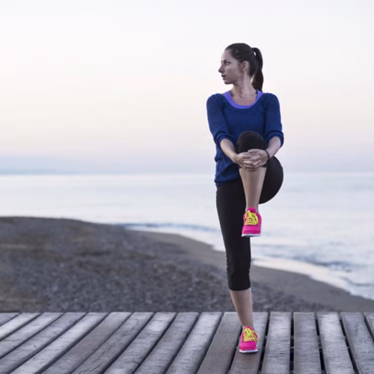 Nếu là một trong những người thích tập thể dục vào buổi sáng thì bạn hoàn toàn nên giữ thói quen này để kích thích trao đổi chất, giảm thèm ăn, lạc quan. Nếu không phải thì bạn vẫn có thể đạt được những điều này bằng 10 phút giãn gân cốt, yoga hoặc đơn giản chỉ là chạy tại chỗ. 