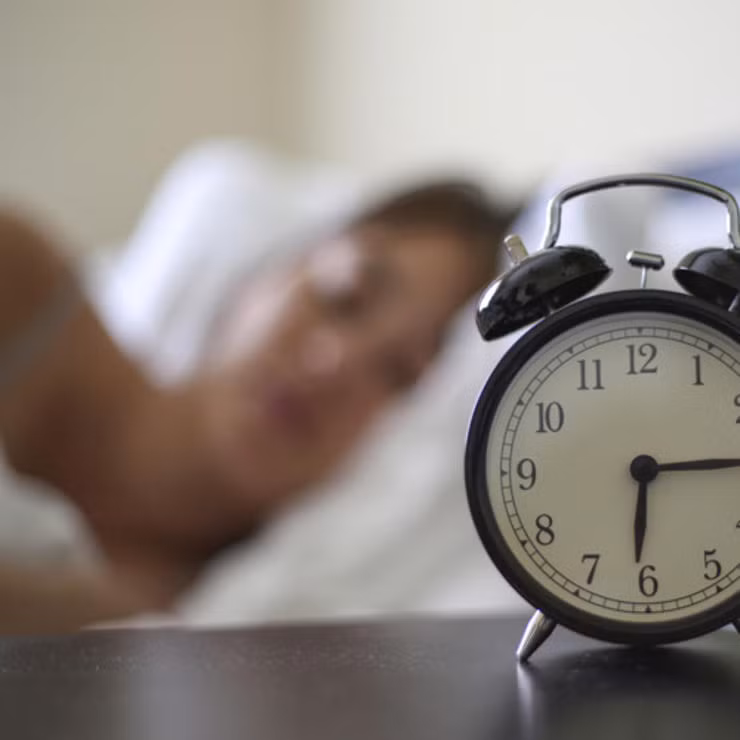 Ngủ nướng một chút: Đương nhiên bạn không muốn ngủ trễ tới mức phải cuống lên để đi làm nhưng cho bản thân thêm nửa tiếng ngủ nướng sẽ khiến bạn có cảm giác khác. Thiếu ngủ ảnh hưởng đến một số hormone và ảnh hưởng tiêu cực đến quá trình trao đổi chất. Khi không có cảm giác là đã được nghỉ ngơi đầy đủ thì bạn sẽ dễ thèm ăn hơn trong ngày. 