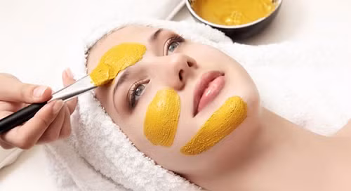 Nhưng mặt nạ này có thể gây nguy hiểm vì chanh có thể làm da bị gia tăng sắc tố khi tiếp xúc với ánh nắng, tạo thành những nốt đỏ. Cách tốt nhất là nên thử mặt nạ này trên một vùng da nhỏ trước khi bôi cả mặt.