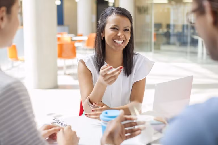 Bạn dễ cảm thấy bị xúc phạm: Người có chỉ số EQ cao rất tự tin và cởi mở, họ khá “mặt dày” nên có thể tự lấy mình làm trò cười hoặc để người khác trêu trọc vì họ biết đâu là ranh giới giữa sự hài hước và xúc phạm. (Nguồn ảnh: Verywell) 