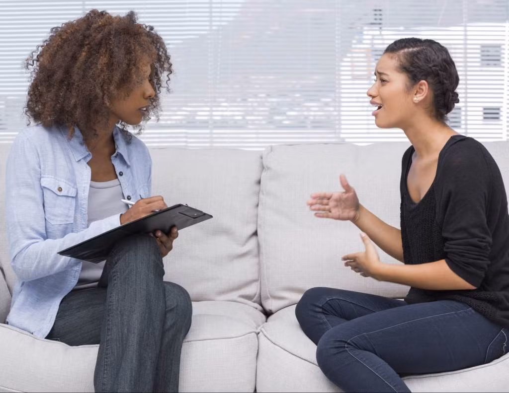 Một lợi ích rất tuyệt vời của trị liệu tâm lý là bạn không chỉ hiểu bản thân mình rõ hơn mà còn hiểu được người khác. Khi chúng ta có những suy nghĩ tiêu cực không được xử lý, những suy nghĩ đó sẽ ăn sâu đến mức chúng ta nhìn mọi việc bằng những suy nghĩ tiêu cực rồi đưa ra rất nhiều giả định có thể đúng hoặc sai. (ảnh: odisseyonline)