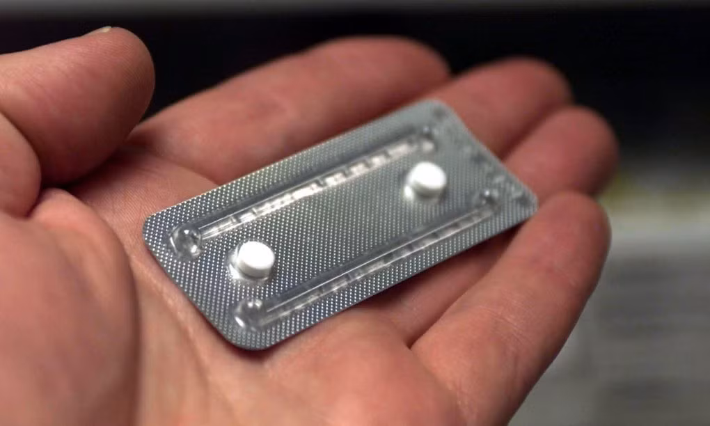 Nguyên nhân được cho là thuốc tránh thai bị “pha loãng” hoặc bị phân hủy nhanh hơn trong cơ thể của những người thừa cân.