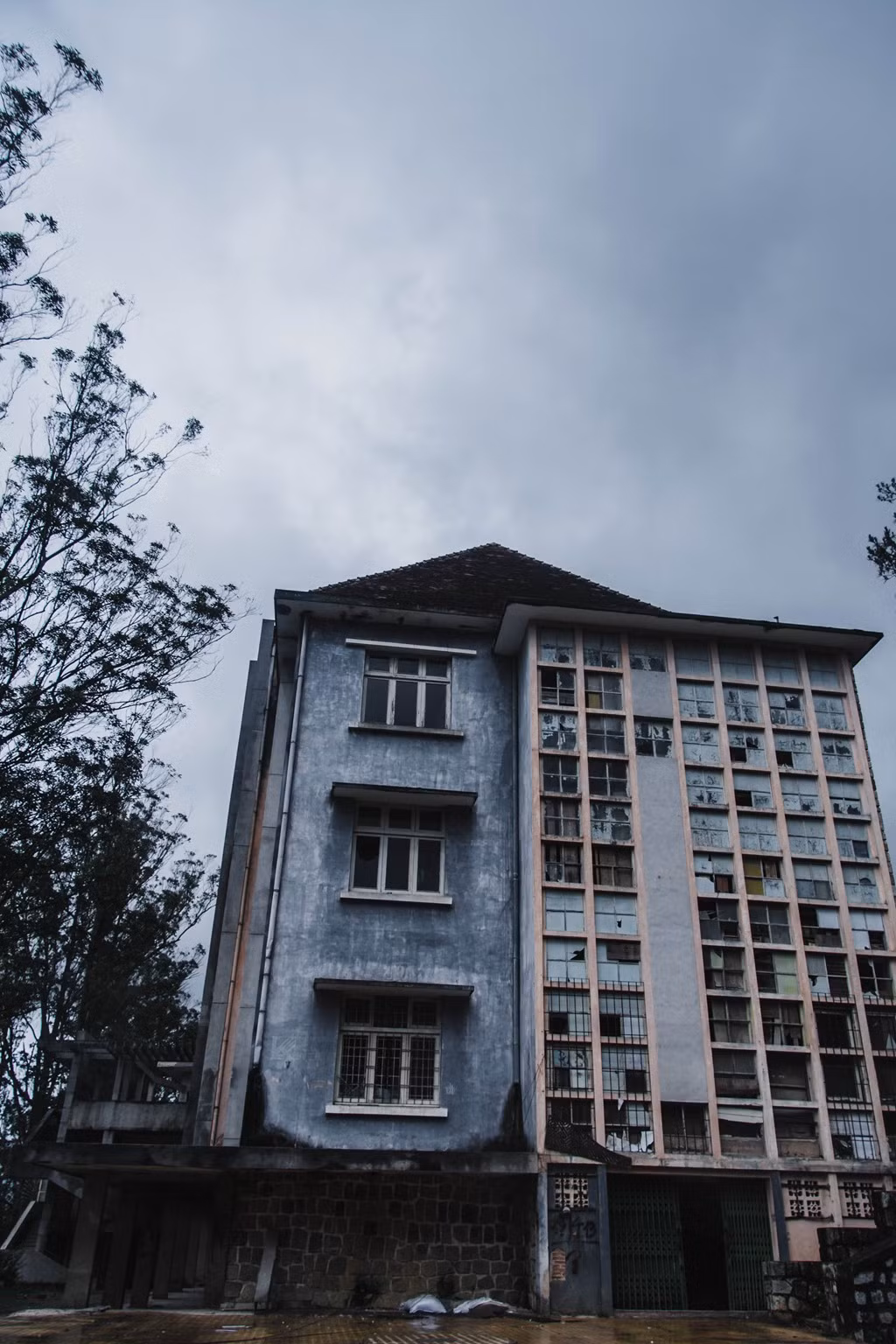 Đến bây giờ, nơi đây thuộc sự quản lý của Đại học Kiến trúc, nhưng trường chưa sửa chữa và đưa vào sử dụng, để lớp bụi thời gian tiếp tục bao phủ những ô cửa kính vỡ vụn theo thời gian, hành lang u tối đầy cỏ dại... 