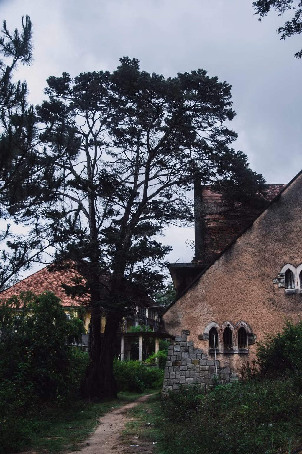 Nhà nguyện nằm trong khuôn viên trường trung học Trần Phú cũ, nên người dân nơi đây vẫn gọi nơi đây với cái tên chung chung như vậy. Cựu học sinh Trần Phú từng kể cho chúng tôi nghe những câu chuyện kỳ bí. 