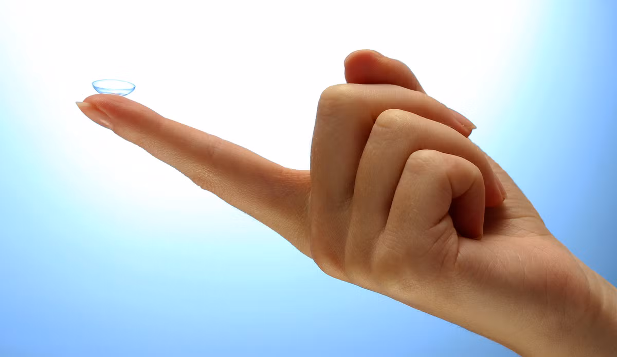 Ngoài vệ sinh sạch sẽ kính áp tròng thì để tránh viêm võng mạc, lưu ý không bao giờ đeo kính áp tròng đi bơi hoặc tắm nước nóng.(Nguồn ảnh: Medical daily) 