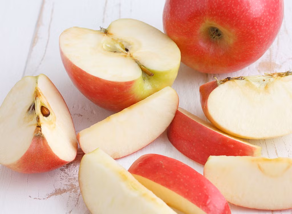 Rau củ quả tốt nhất để ăn sáng mà vẫn giảm cân là các loại rau củ quả chứa nhiều chất xơ và ít đường, gồm có táo, chuối, bưởi, quả mọng (dâu tây, việt quất…) khoai lang, ớt chuông, bông cải, dưa hấu, cải bó xôi và quả bơ. Trong số những loại này quả bơ là tốt nhất vì giảm được mỡ bụng.