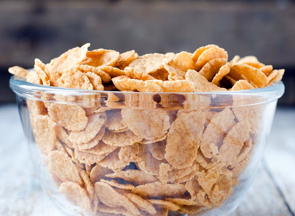 Ngũ cốc tốt nhất cho buổi sáng là yến mạch vì vừa có tác dụng giảm cân vừa giảm đường huyết, giảm nguy cơ mắc các bệnh tim mạch. Đây cũng là một trong những thực phẩm thải độc tốt nhất. 