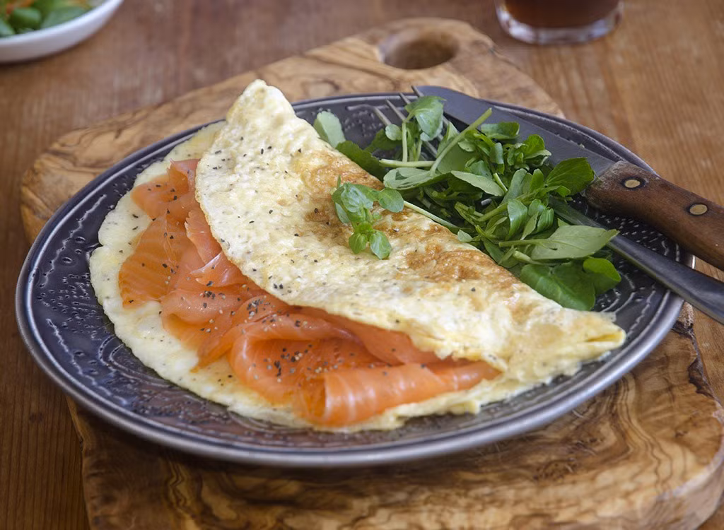 Giảm mỡ cần tiến hành song song với tạo cơ và lúc này bạn cần đến protein. Những thực phẩm tốt nhất nên ăn vào bữa sáng để lấy chất đạm gồm có: đậu đen, trứng, sữa chua Hy Lạp, bơ đậu phộng tự nhiên, cá hồi, thịt ức gà, phô mai tươi (cottage cheese) hoặc bột protein. 