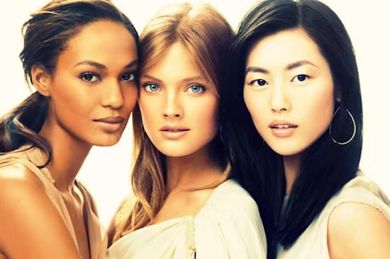 Bề mặt da có mịn màng hay không? Theo chuyên gia da liễu thì làn da khỏe mạnh cần có độ mịn màng và thỉnh thoảng phải có bất thường. Da bị khô, sưng cục, nứt nẻ có thể là dấu hiệu của bệnh trứng cá, mất nước hoặc thậm chí nhiễm virus. Nếu da thường xuyên thay đổi thì bạn cần xem lại chế độ chăm sóc da của mình. (Ảnh: oliviapalermo) 